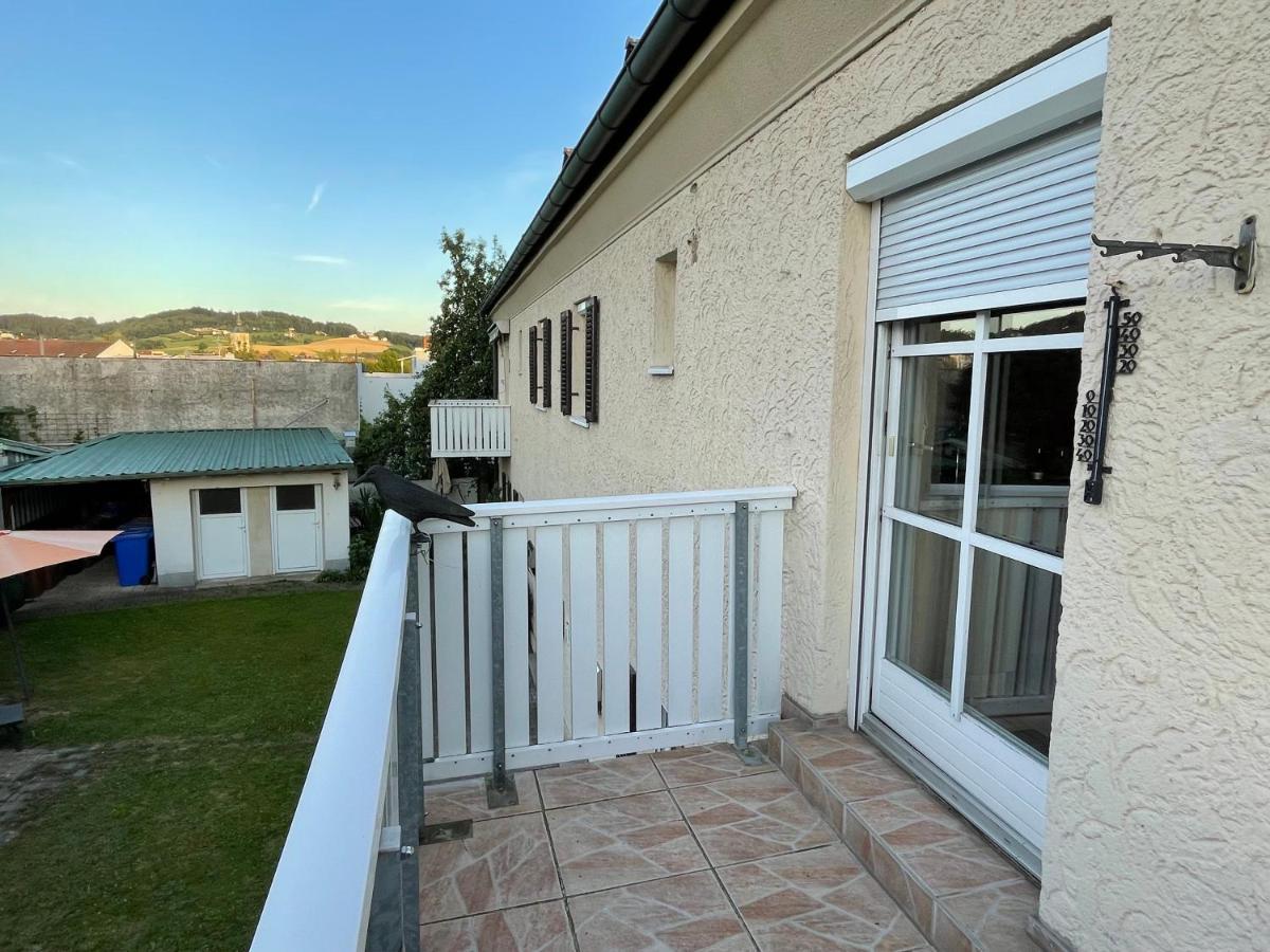 Schoene Ferienwohnung In Bahnhofsnaehe Fuer Urlaub, Studium Oder Arbeit Deggendorf Exterior photo