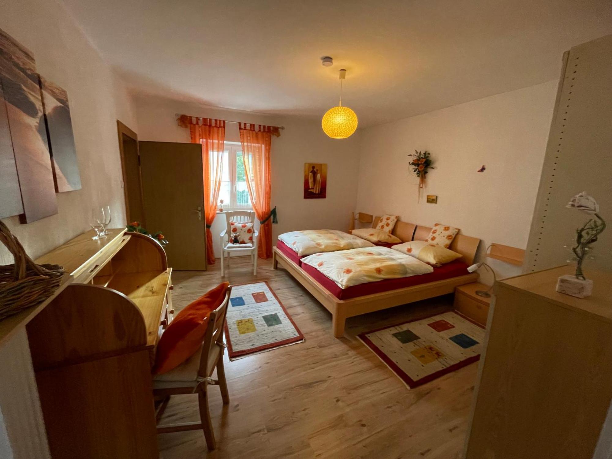Schoene Ferienwohnung In Bahnhofsnaehe Fuer Urlaub, Studium Oder Arbeit Deggendorf Exterior photo