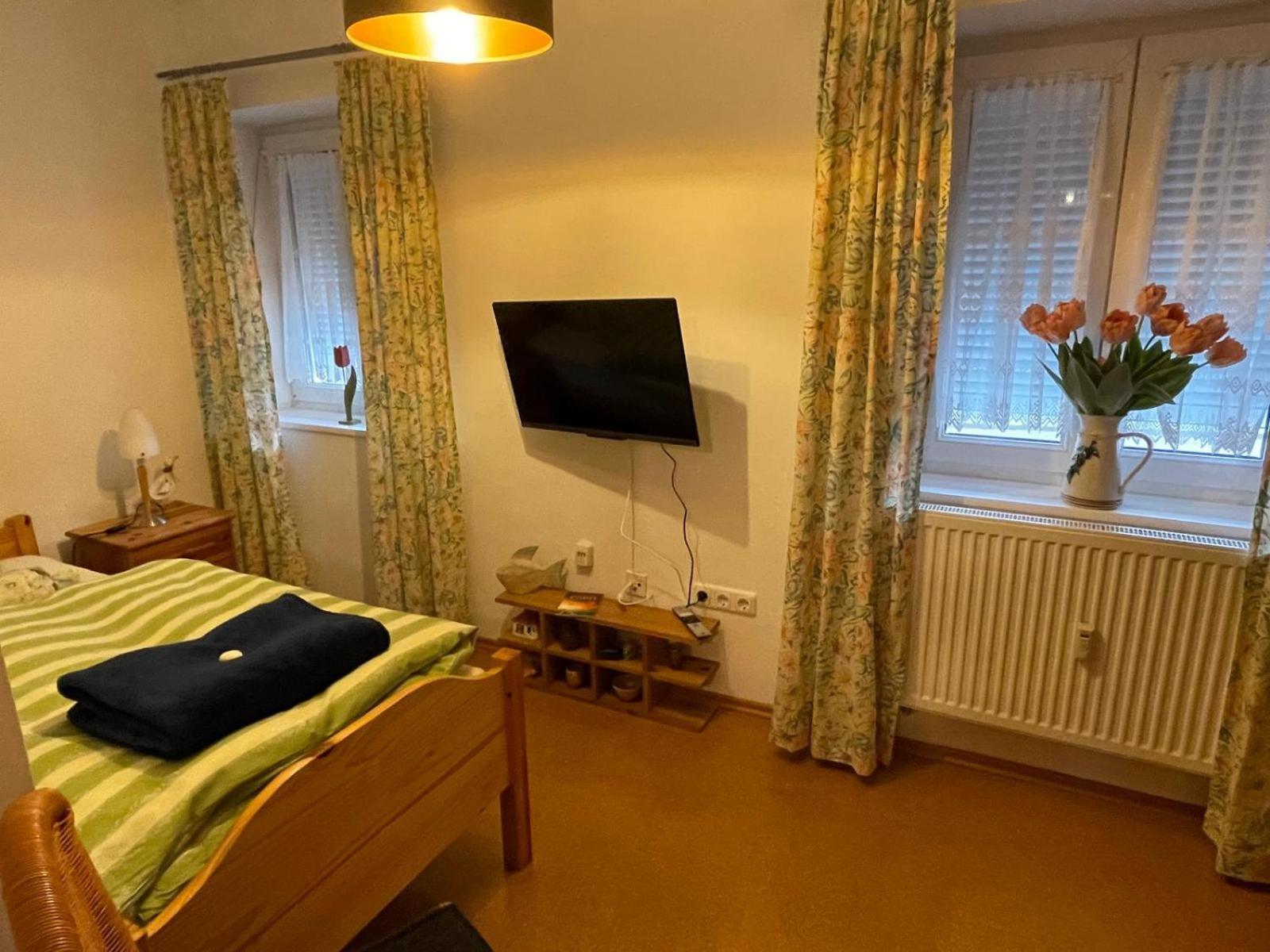 Schoene Ferienwohnung In Bahnhofsnaehe Fuer Urlaub, Studium Oder Arbeit Deggendorf Exterior photo