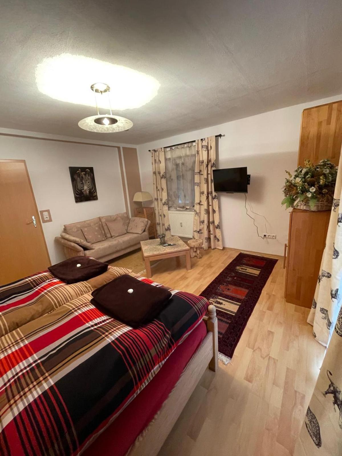 Schoene Ferienwohnung In Bahnhofsnaehe Fuer Urlaub, Studium Oder Arbeit Deggendorf Exterior photo
