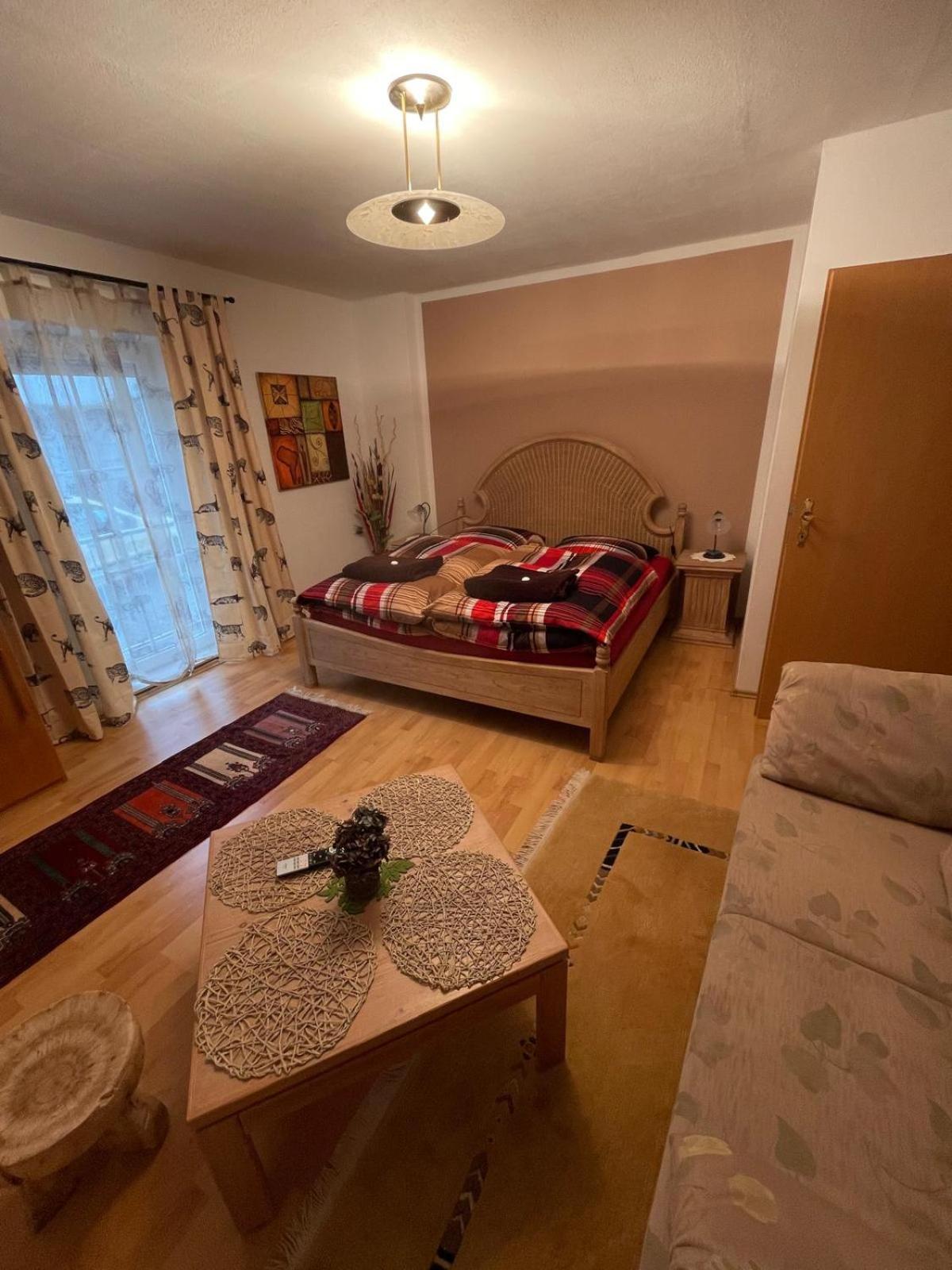 Schoene Ferienwohnung In Bahnhofsnaehe Fuer Urlaub, Studium Oder Arbeit Deggendorf Exterior photo