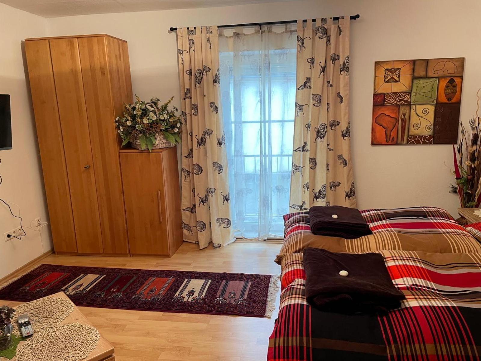 Schoene Ferienwohnung In Bahnhofsnaehe Fuer Urlaub, Studium Oder Arbeit Deggendorf Exterior photo