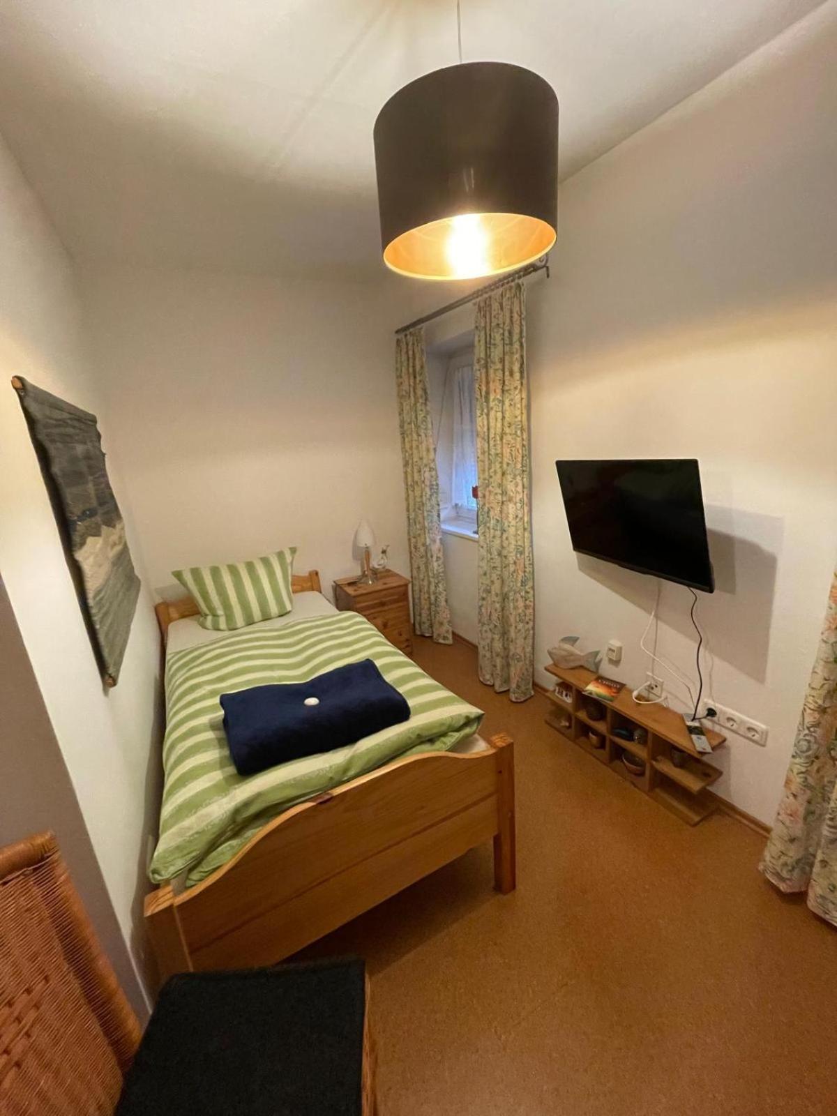 Schoene Ferienwohnung In Bahnhofsnaehe Fuer Urlaub, Studium Oder Arbeit Deggendorf Exterior photo