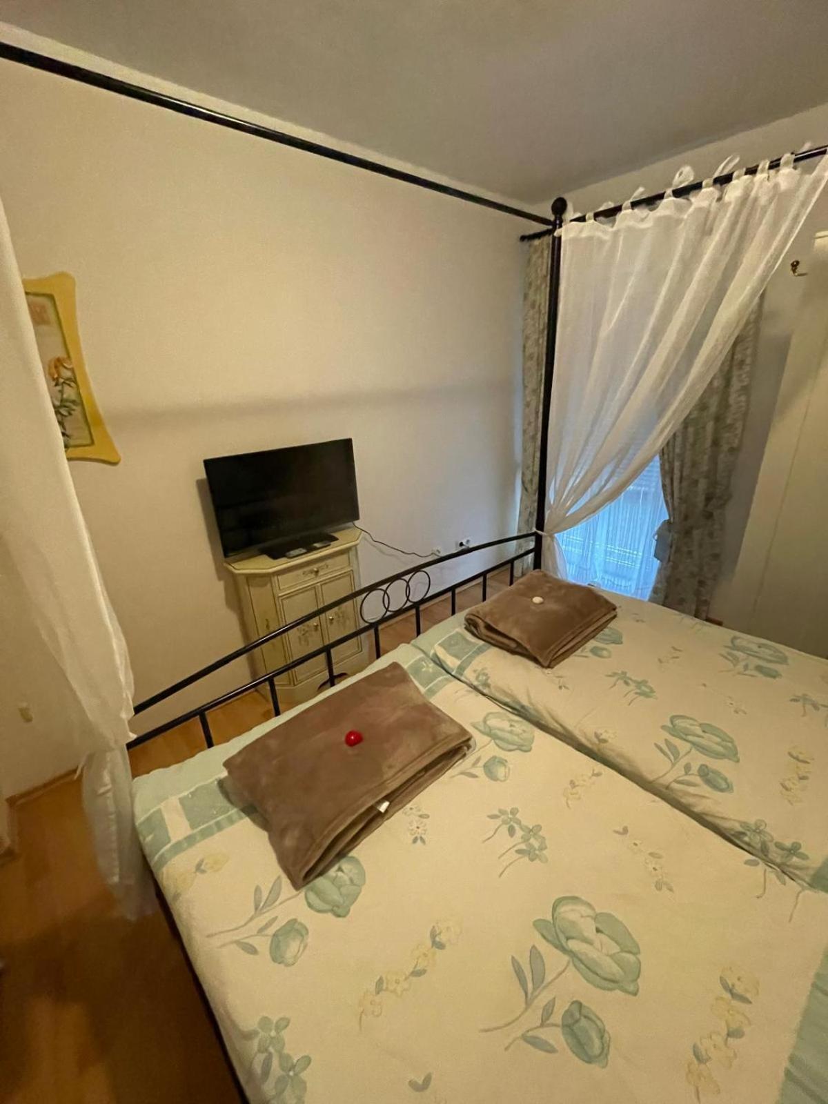 Schoene Ferienwohnung In Bahnhofsnaehe Fuer Urlaub, Studium Oder Arbeit Deggendorf Exterior photo