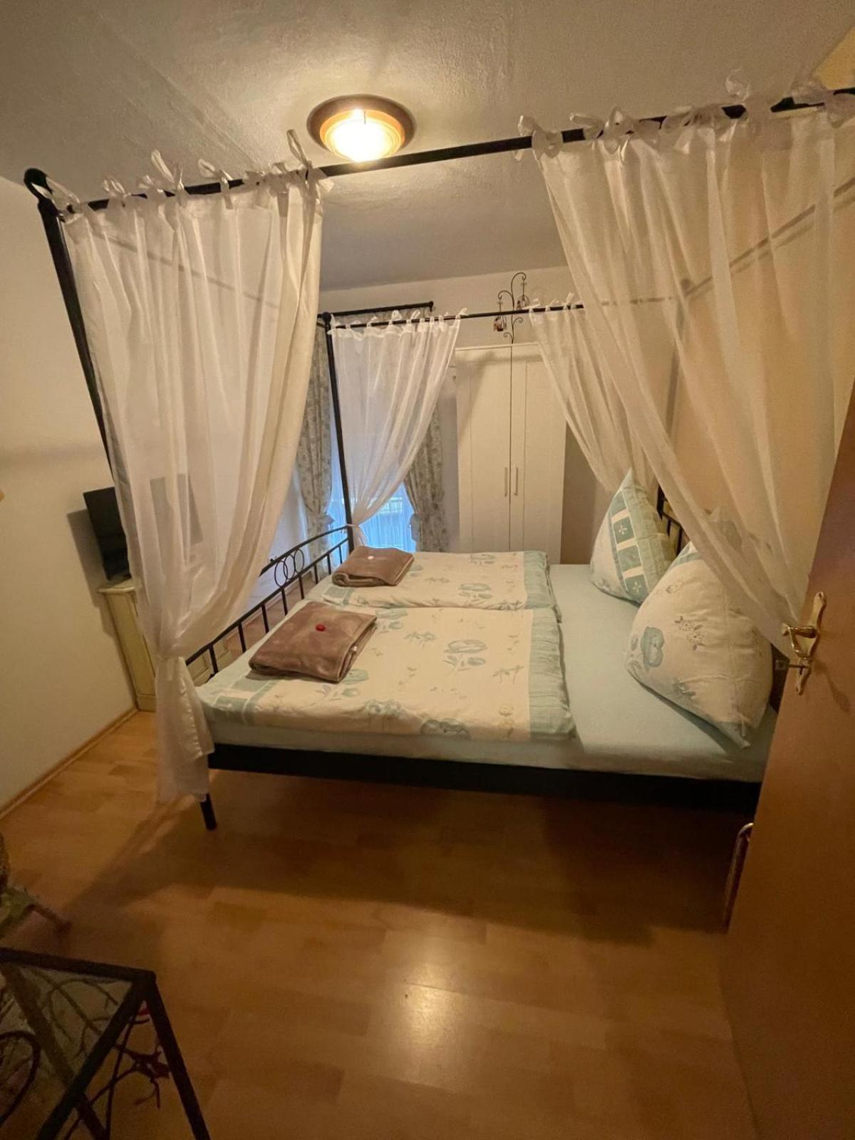 Schoene Ferienwohnung In Bahnhofsnaehe Fuer Urlaub, Studium Oder Arbeit Deggendorf Exterior photo