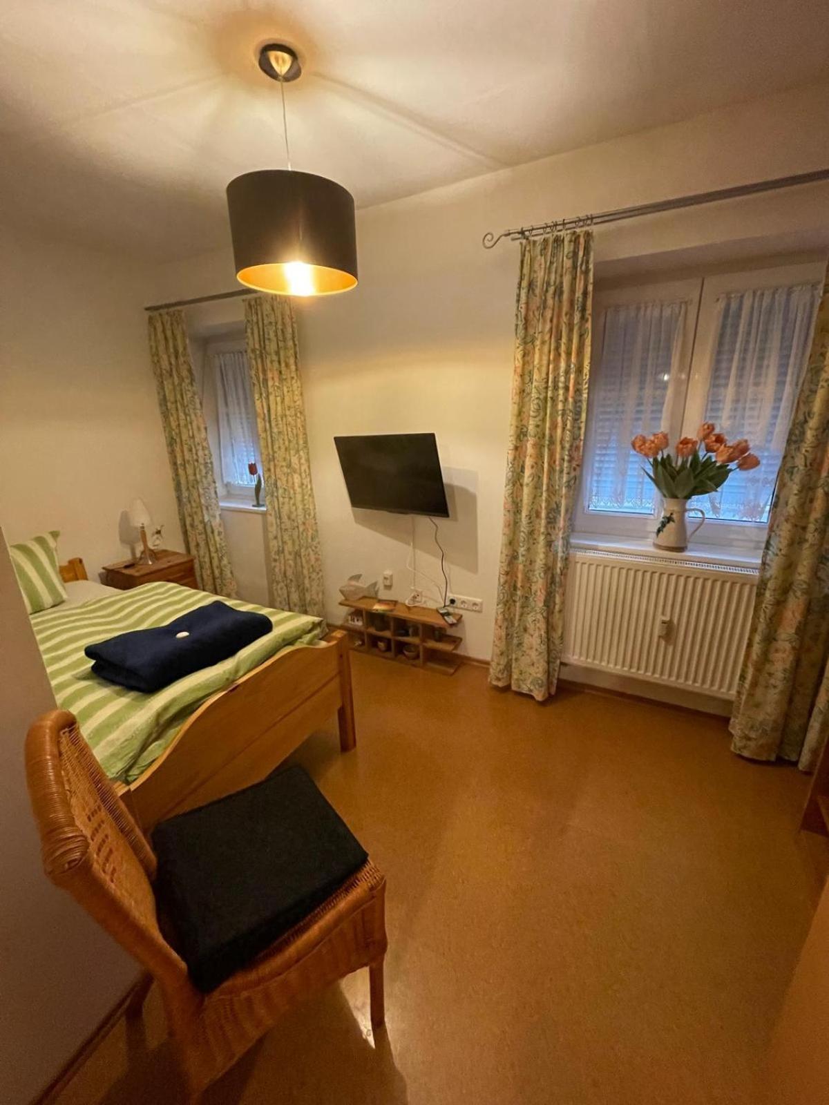 Schoene Ferienwohnung In Bahnhofsnaehe Fuer Urlaub, Studium Oder Arbeit Deggendorf Exterior photo