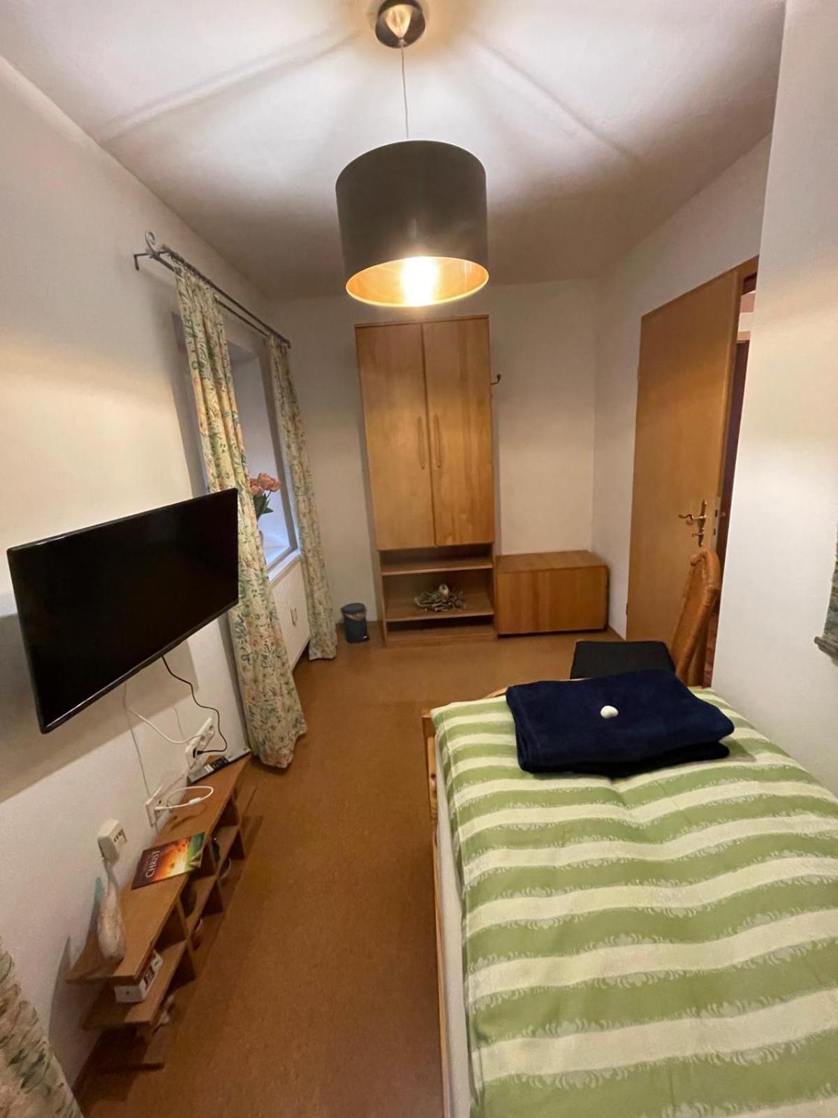 Schoene Ferienwohnung In Bahnhofsnaehe Fuer Urlaub, Studium Oder Arbeit Deggendorf Exterior photo